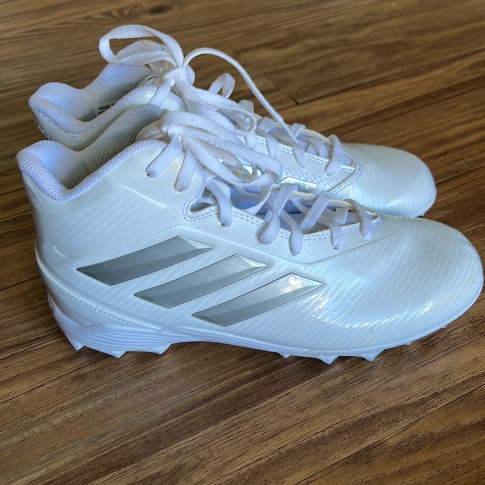 NWOT White Adidas Baseball or Football Cleats Youth size 4.5 - Picture 3 of 7